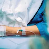 пациент под капельницей – принудительное лечение наркомании