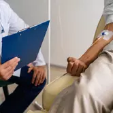 пациент под капельницей для снятия ломки и доктор